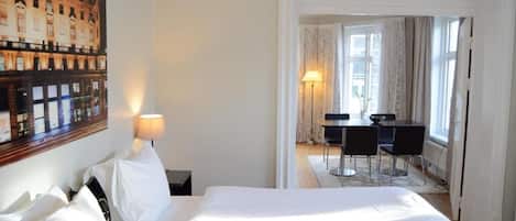 Decoración personalizada, muebles diferentes y cortinas blackout