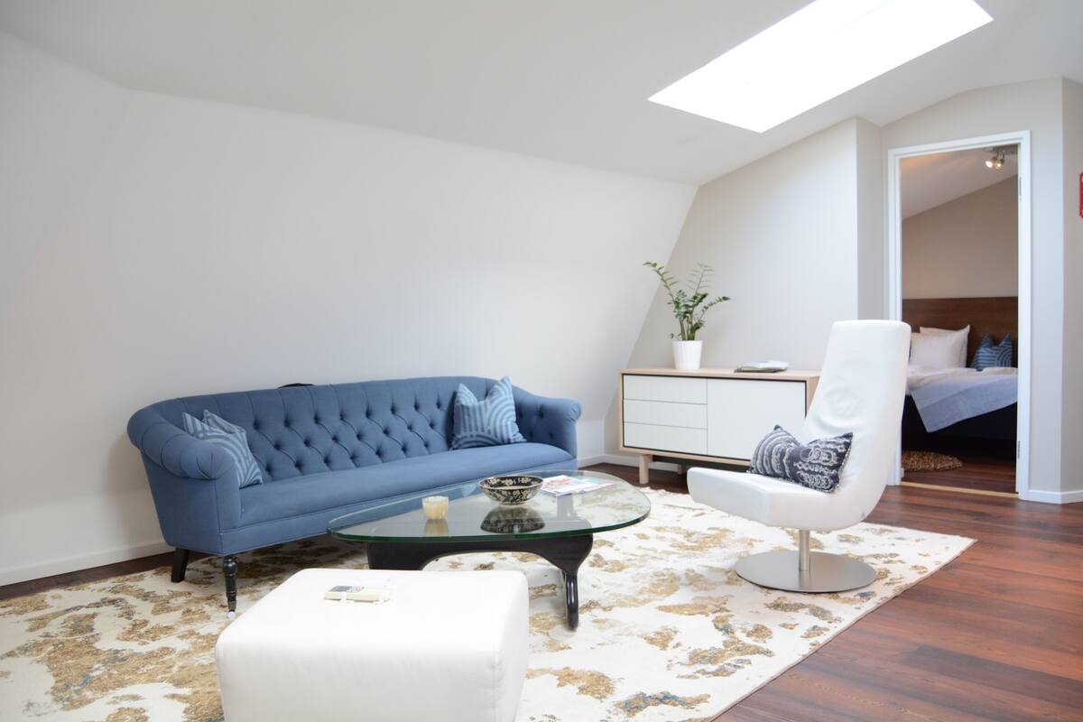 Leilighet – deluxe | Oppholdsområde | En 55-tommers smart-TV med kabel-kanaler samt Netflix