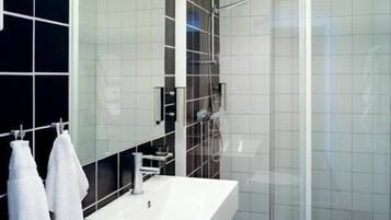 淋浴設備、淋浴花灑、免費盥洗用品、吹風機