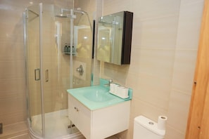 Apartment, Multiple Beds | Bathroom | Shower, towels - Cosy 2-bed Apartment in London (London)