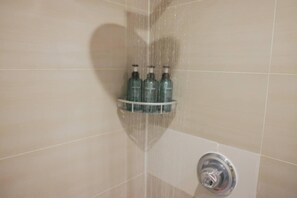 Appartement, meerdere bedden | Badkamer | Een douche, handdoeken