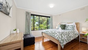 4 bedrooms, iron/ironing board, Internet, bed sheets - Beach lovers' paradise, this family vacation property is close to three fabulous beaches, boasts two (Anglesea)
