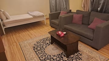 Apartemen Superior | Area keluarga | Televisi LED 36-inci dengan saluran TV kabel, TV, dan perapian