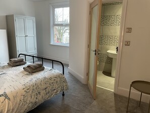 3 bedrooms, desk, iron/ironing board, travel crib - Beautiful Townhouse in Stratford Upon Avon (Stratford-upon-Avon)