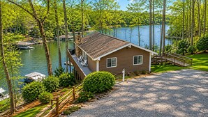 A cabin with a dock, surrounded by trees and a lake. - Treetop & Waterfront! Quiet Cove, Hot Tub, Kayaks, Game Room and more (Moneta)