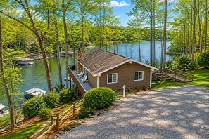 A cabin with a dock, surrounded by trees and a lake. - Treetop & Waterfront! Quiet Cove, Hot Tub, Kayaks, Game Room and more (Moneta)