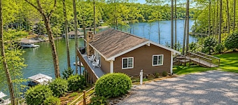 Treetop & Waterfront! Quiet Cove, Hot Tub, Kayaks, Game Room and more