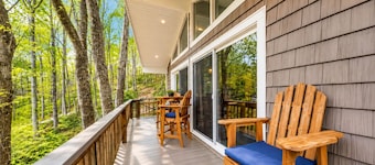 Treetop & Waterfront! Quiet Cove, Hot Tub, Kayaks, Game Room and more