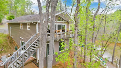Treetop & Waterfront! Quiet Cove, Hot Tub, Kayaks, Game Room and more