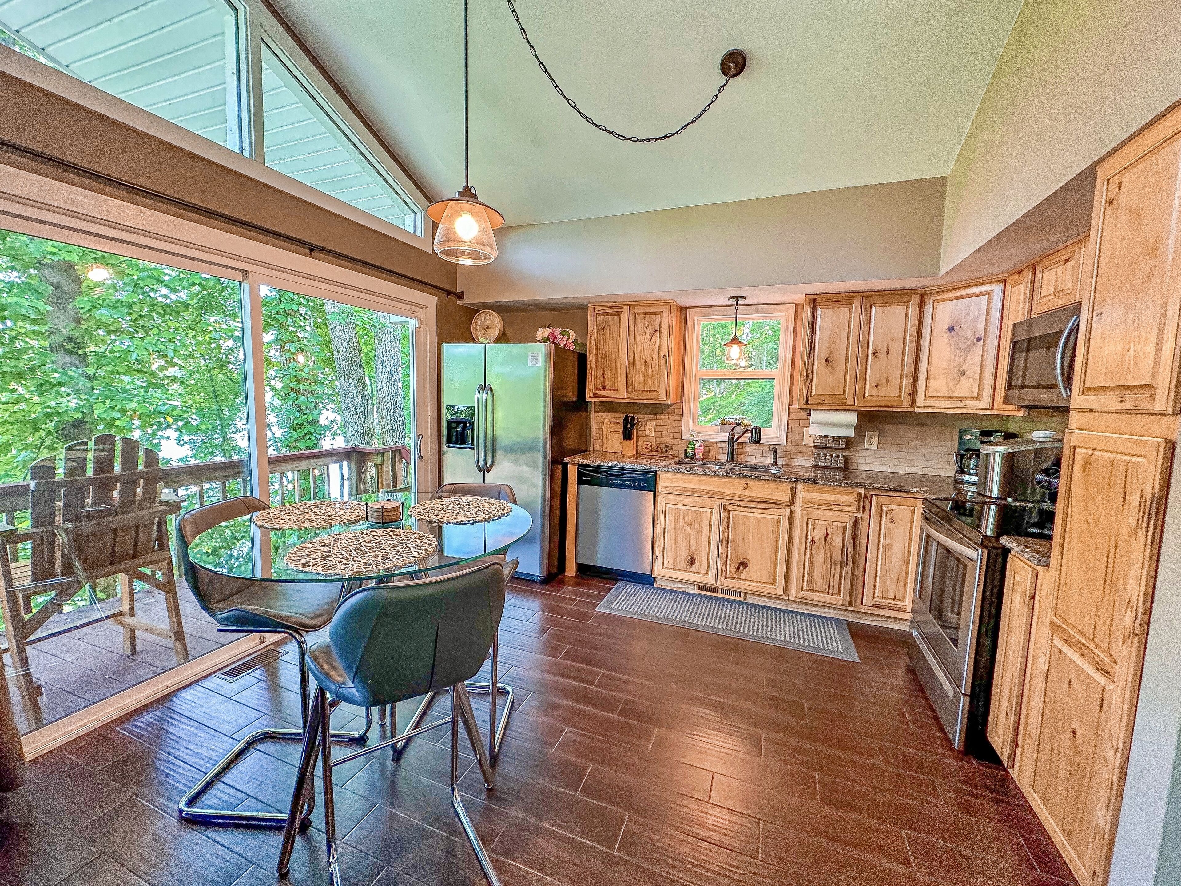 New Waterfront Cottage on Quiet Cove! Kayaks! Fire Pit! Game Room! Pet Friendly!