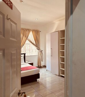 Luxury Room | Pillowtop beds, free WiFi, bed sheets - BATES GARDEN GUEST HOUSE (Lekki)