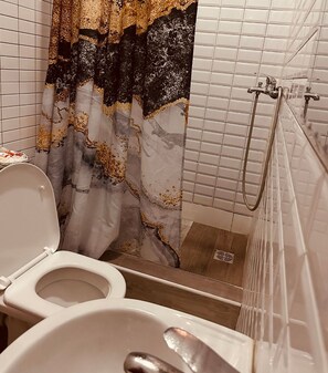 Luxury Room | Bathroom - BATES GARDEN GUEST HOUSE (Lekki)