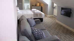 1 bedroom, Egyptian cotton sheets, premium bedding, desk - Rooms at 73  (Waterlooville)