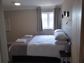 1 bedroom, Egyptian cotton sheets, premium bedding