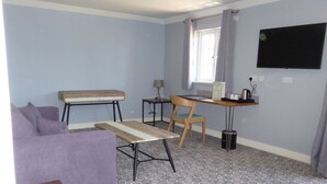 1 bedroom, Egyptian cotton sheets, premium bedding, desk - Rooms at 73  (Waterlooville)