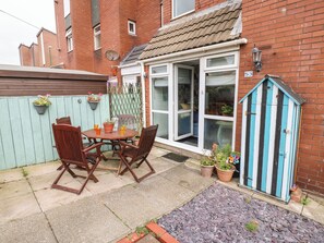 Cottage | Outdoor dining - Sea View Cottage (South Shields)