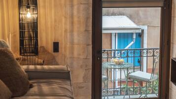 Executive Suite | 1 bedroom, in-room safe, soundproofing, iron/ironing board