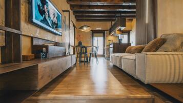 Executive Suite | 1 bedroom, in-room safe, soundproofing, iron/ironing board