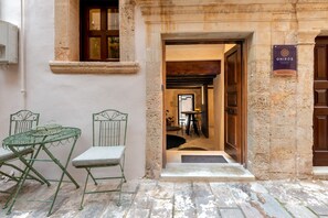 Front of property – evening/night - Oniros Residenza Vecchia  (Chania)