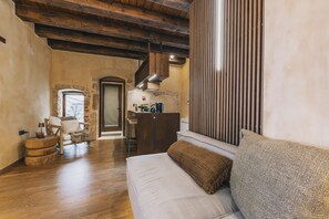 Deluxe-sviitti | 1 makuuhuone, tallelokero huoneessa, äänieristys, silitysrauta/-lauta