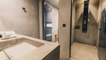 Deluxe Suite | Bathroom | Free toiletries, hair dryer, bathrobes, slippers