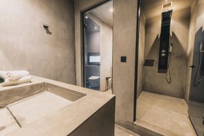 Suite Deluxe | Baño | Artículos de higiene personal gratuitos, secador de pelo y albornoces