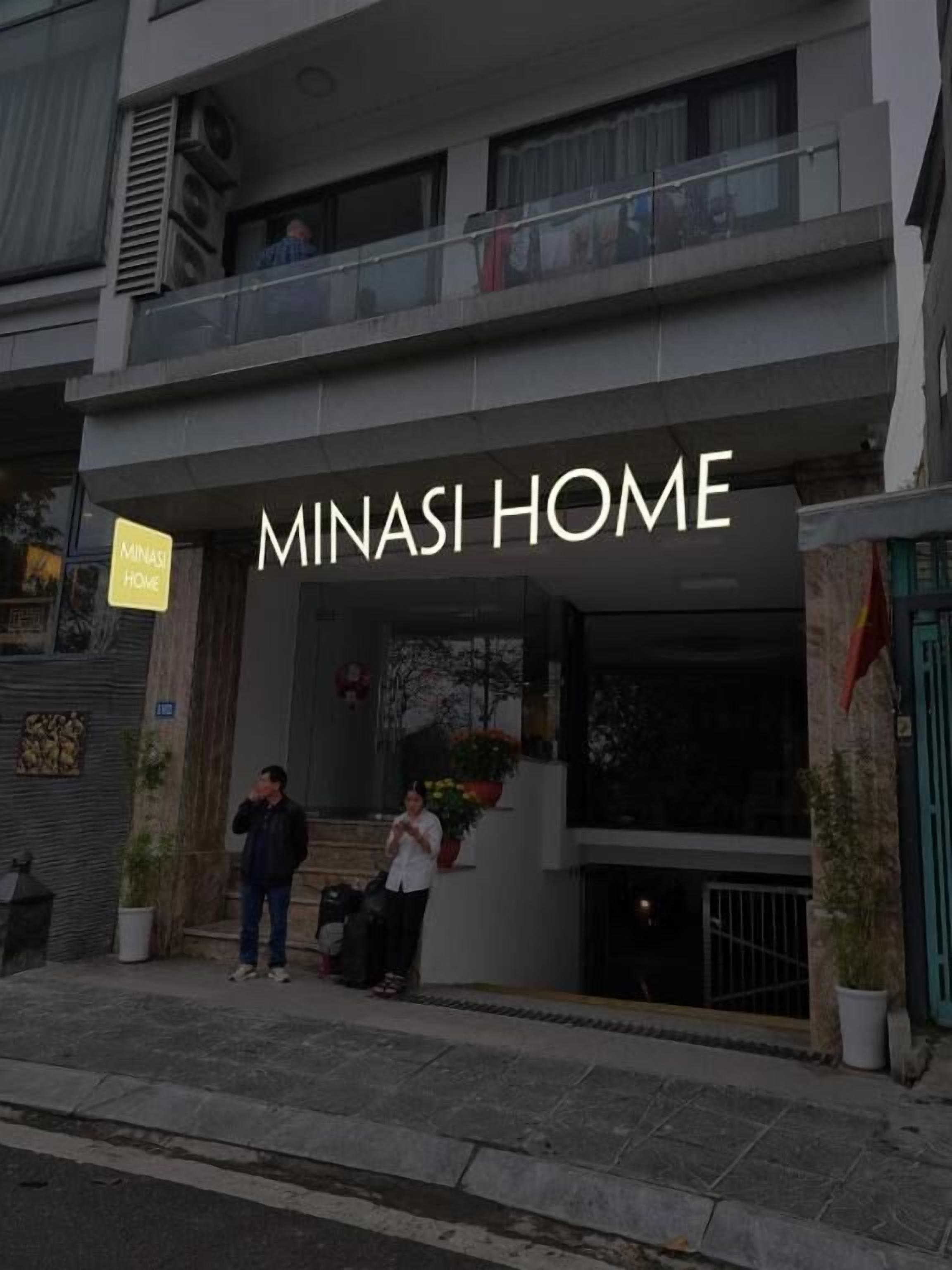 Un edificio con un letrero que dice "MINASI HOME".