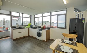Studio, 1 lit double, balcon, vue ville | Cuisine privée | Réfrigérateur, micro-ondes, bouilloire électrique
