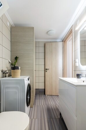 Shower, hair dryer, towels, soap - Konstantinos luxury suite, with hot tub, 2 min from the beach! (Κουτσουράς)