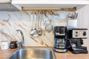 Kühlschrank, Ofen, Herdplatte, Wasserkocher