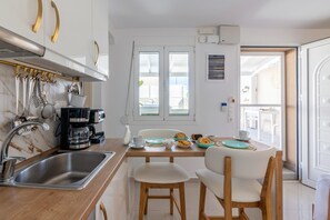 Fridge, oven, stovetop, electric kettle