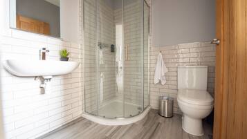 Superior Double or Twin Room | Bathroom | Shower, rainfall showerhead, hair dryer, towels