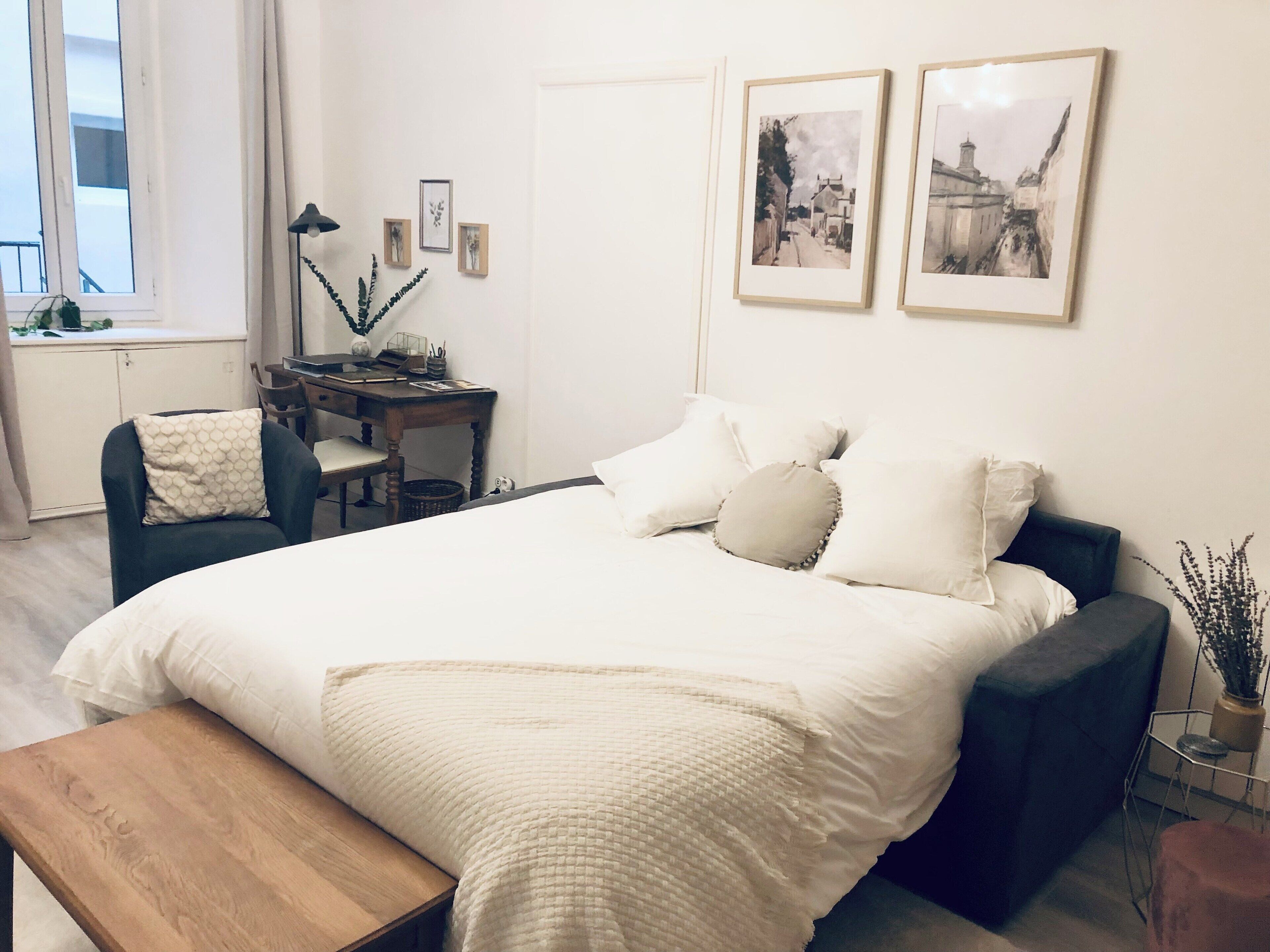 1 slaapkamer, een bureau, een strijkplank/strijkijzer, reisbedje