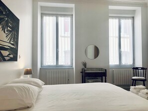 1 camera, una scrivania, ferro/asse da stiro, culla da viaggio