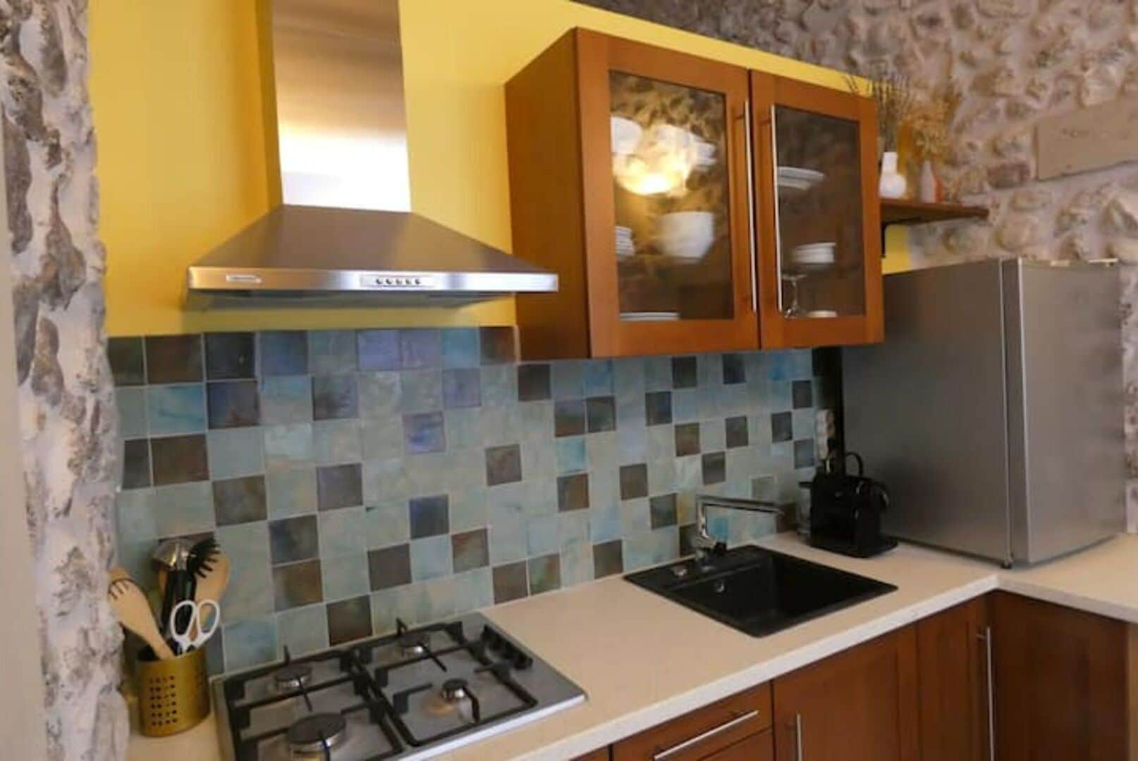 Kühlschrank, Mikrowelle, Herdplatte, Wasserkocher mit Kaffee-/Teezubehör