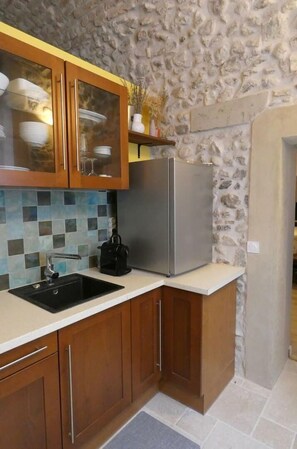 Refrigerador, microondas, parrilla de estufa y cafetera y tetera 