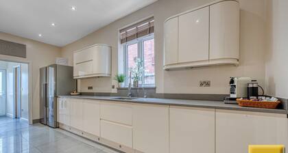 Contractor friendly 7 bed, sleeps 10 with 3 bathrooms NEC, JLR, HS2, NHS, offers