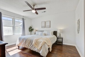 4 Schlafzimmer, Schreibtisch, Bügeleisen/Bügelbrett, Reisekinderbett