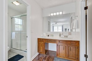 Shower, hair dryer, towels, soap - The Yan- fam friendly 4 bedroom (North Charleston)