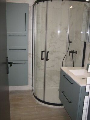 Shower, hair dryer, towels, soap - T2 new, cap d'antibes, very comfortable, terrace, air conditioning, PK (Antibes)