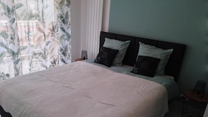 A bedroom with a large bed, a nightstand, and a lamp. - T2 new, cap d'antibes, very comfortable, terrace, air conditioning, PK (Antibes)