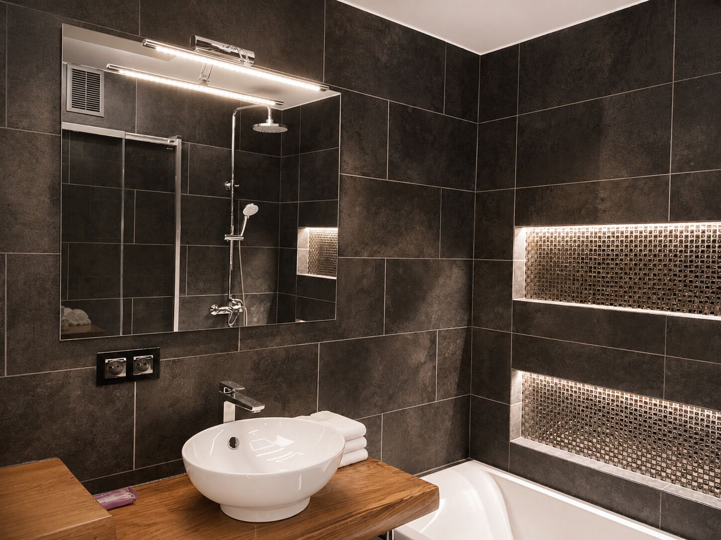 Articles de toilette (gratuits), séchoir à cheveux, serviettes fournies