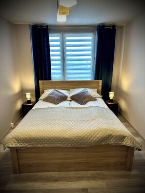 2 habitaciones, insonorización y tabla de planchar con plancha