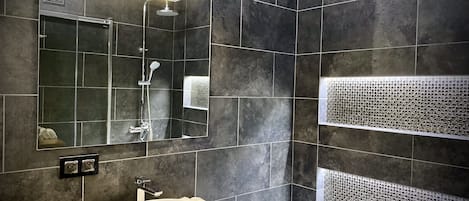 Kostenlose Toilettenartikel, Haartrockner, Handtücher, Seife