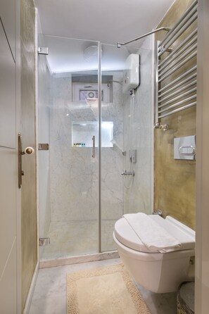 Romantisches Apartment | Badezimmer | Hausschuhe