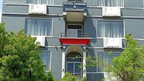 Un edificio de varios pisos con un cartel que dice 'HOTEL JAIMAN & RESTAURANT'.