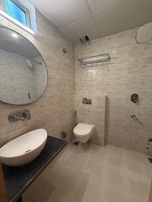 Douche, douche à « effet pluie », serviettes fournies