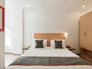 Roupas de cama premium, escrivaninha, Wi-Fi de cortesia, roupa de cama