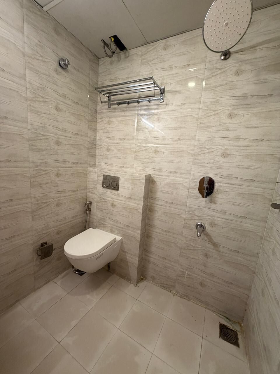 Un baño moderno con inodoro, ducha y lavamanos.