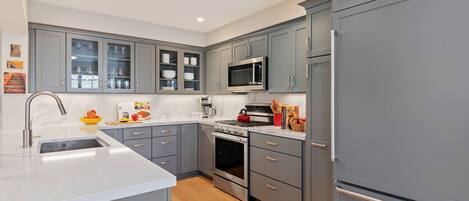 Refrigerador, microondas, horno, placa de cocina